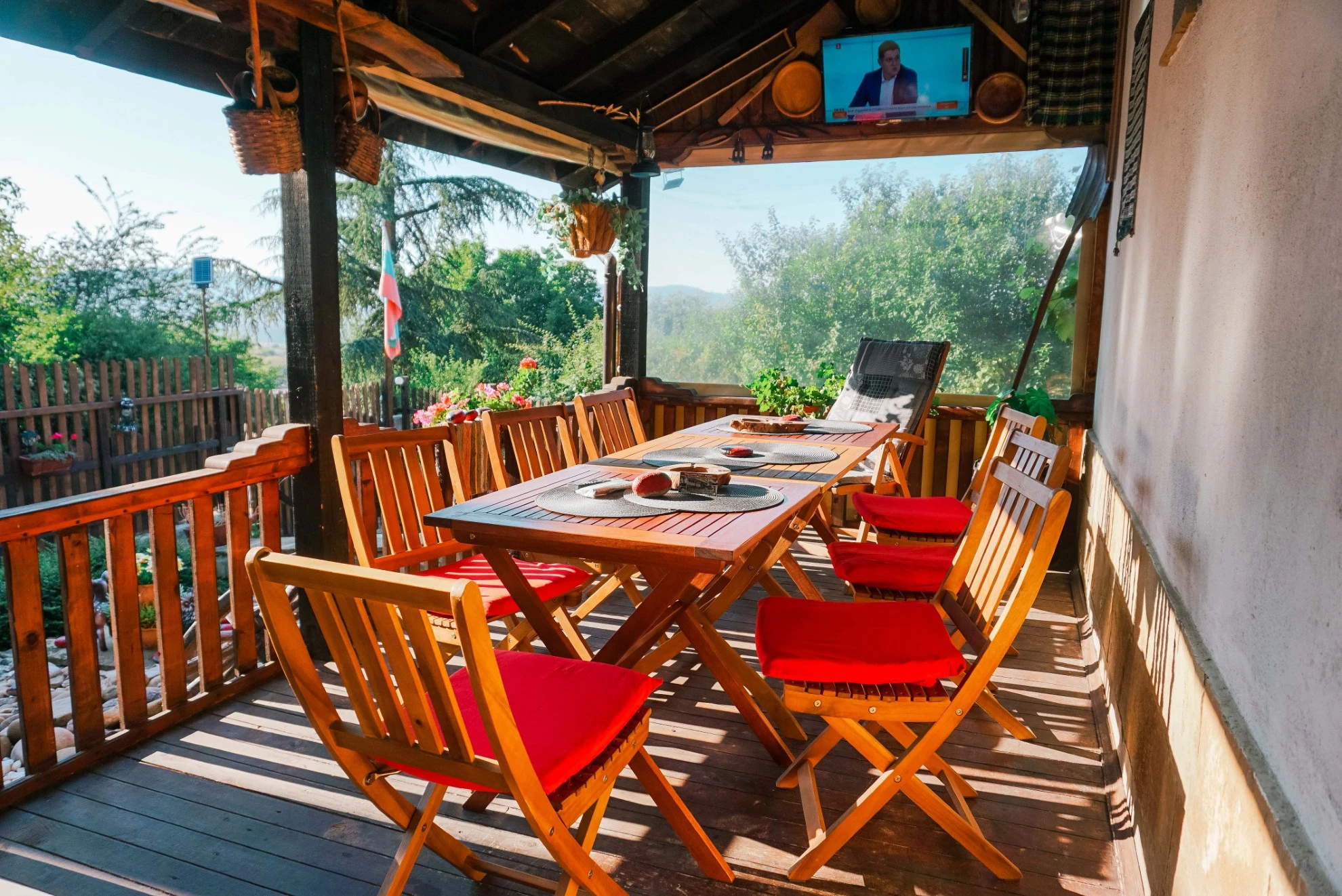 Просторна веранда с телевизор